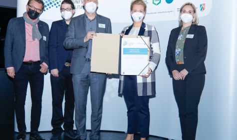 Bad Salzuflens Bürgermeister Dirk Tolkemitt nimmt die Beitrittsurkunde zum Zukunftsnetz Moblität NRW von Verkehrsministerin Ina Brandes entgegen