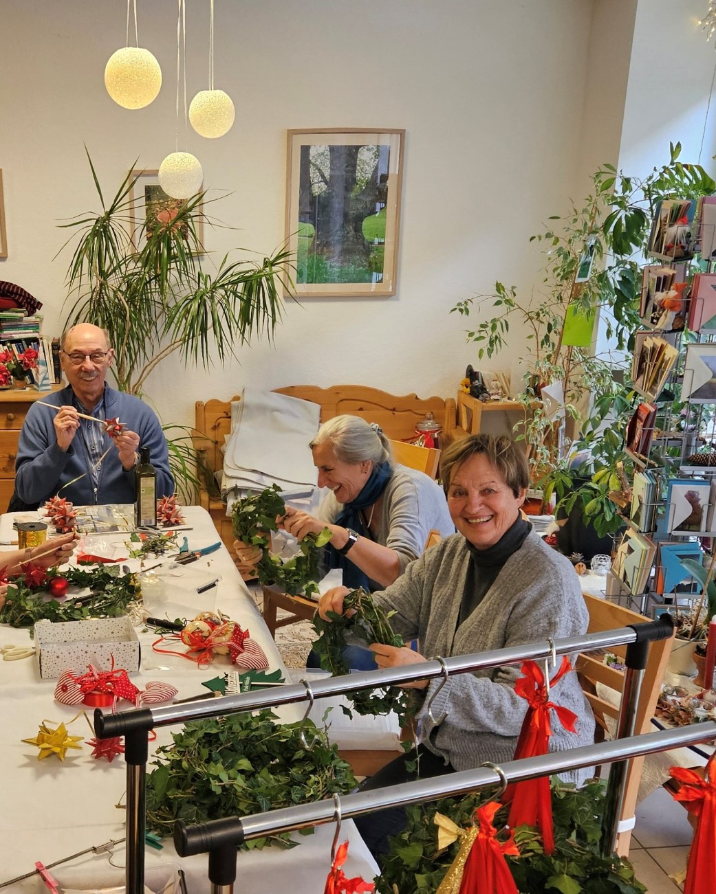 Schötmar erstrahlt wieder weihnachtlich: Zum gemeinsamen Kränze binden fanden sich (von links) Monika Kramer, Manfred Motzek, Organisatorin Hanne Kramer und Brigitte König vom Verein „SCHÖTMAR – Zukunft gestalten“ zusammen, © Quartiersmanagement Schötmar