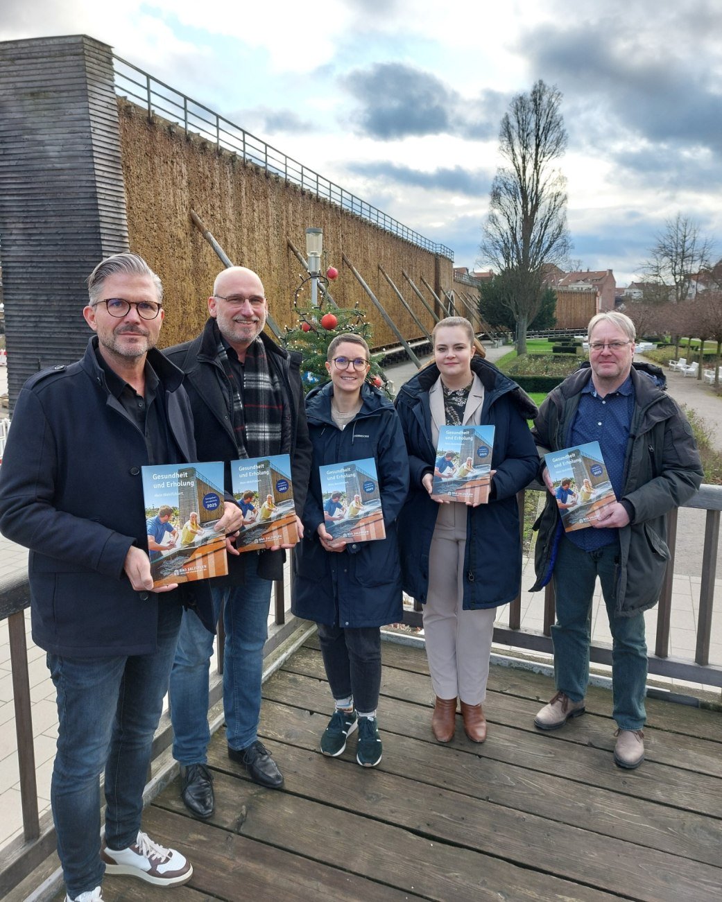 Präsentieren gemeinsam das neue Gastgeberverzeichnis des Lippischen Staatsbades (v.l.n.r.): Ralf Hammacher, Fachbereichsleiter Touristik, Gesundheit und Kultur, mit Michael Sasse, Vorsitzender Bad Salzufler Kur- und Touristik e.V., Annemarie Teichgräber, Leitung Tourist-Information, und Swetlana Lenger sowie Martin Rieke vom Vorstand Bad Salzufler Kur- und Touristik e.V., © Stadt Bad Salzuflen