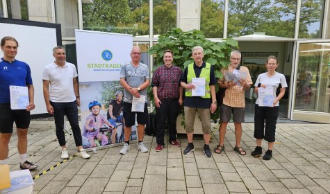 Die erfolgreichsten Teilnehmer am Stadtradeln Bad Salzuflen stehen mit einer Urkunde vor der Wandelhalle, Bürgermeister Dirk Tolkemitt und Radverkehrsbeauftragter Sebastian Baving stehen neben ihnen, © Stadt Bad Salzuflen