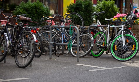 Mehrere Fahrräder sind an drei Fahrradständern in der Innenstadt abgestellt, © ADFC | April Agentur