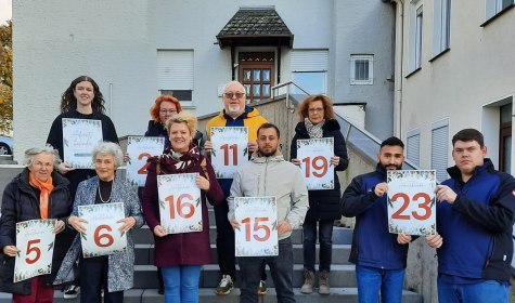 Große Vorfreude bei den „Türchenpaten“: Der erste Adventskalender für Schötmar öffnet sich 24 Mal wie unter anderem mit einem Bastelnachmittag über Kulinarisches mit Gebäck und einem Punschausschank bis hin zu Rabattaktionen, © Quartiersmanagement Schötmar