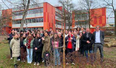 Eine Gruppe Menschen, bestehend aus Schülerinnen,Schülern und Lehrkäften aus Bad Salzuflen und Italien und Bürgermeister Tolkemitt, steht vor einer jungen Rotbuche, die vor einem Jahr gepflanzt wurde, © Stadt Bad Salzuflen