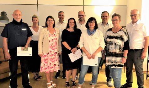 Ein Gruppenbild von Dienstjubilaren mit dem Bürgermeister, Erster Beigeordneten und Personalratsvorsitzenden, © Stadt Bad Salzuflen