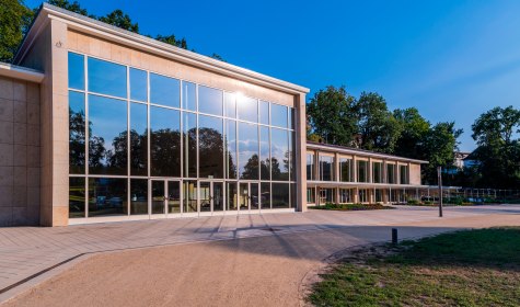 Die Wandelhalle im Herzen des Salzufler Kurparks hat großzügigen Panoramafenster für den freien Blick in den Kurpark., © Jan Voth