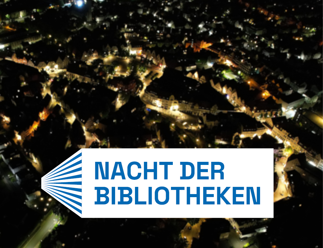 Bad Salzuflen beleuchtet am Abend mit Nacht der Bibliotheken-Logo, © Stadt Bad Salzuflen