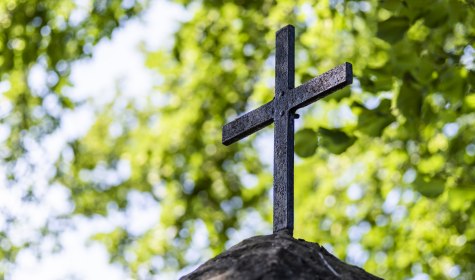 Eisenkreuz am Tor der Friedhofskapelle Holzhausen, © Jan Voth