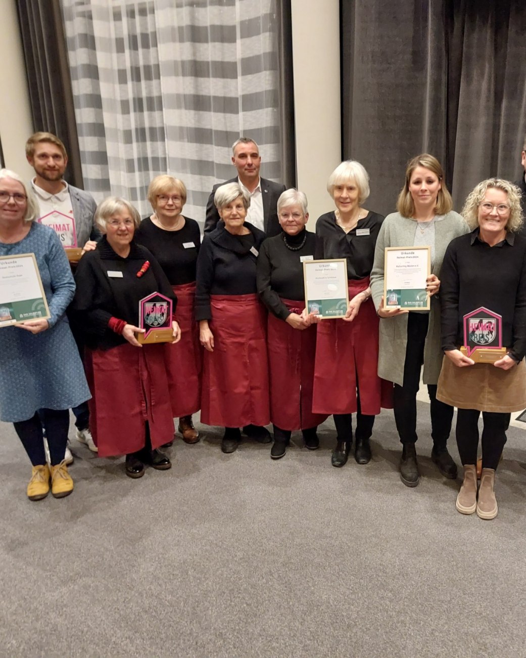 Große Freude bei der Verleihung des Heimat-Preises 2024: Die drei Erstplatzierten – die Realschule Aspe, das
„Café am Kirchplatz“ in Schötmar und der „Kulturring Wüsten e.V“ – erhielten die Awards und Urkunden von Bürgermeister Dirk Tolkemitt (hintere Reihe, 2.v.l.) und Franziska Hildebrand (rechts, Stab Ehrenamt & Sport Stadt Bad Salzuflen)., © Stadt Bad Salzuflen