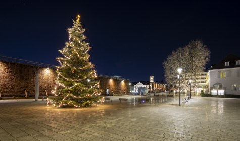 Weihnachtsbaum auf dem Platz zwischen Konzerthalle und Kurhaus Bad Salzuflen., © Jan Voth