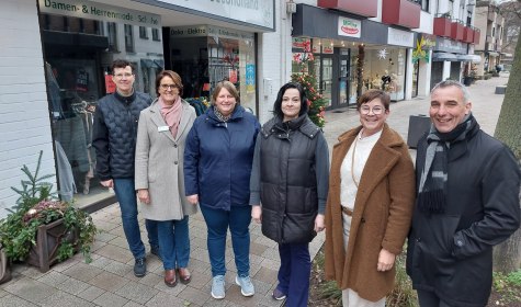 Herzliche Begrüßung der drei neuen Geschäftsinhaberinnen in Bad Salzuflens Innenstadt. Gemeinsam freuen sich (v.r.n.l.) Bürgermeister Dirk Tolkemitt, Dörte Bödeker, Sandra Rzehanek, Frauke Hellenbrand, Myriam Heidemann (Fachdienstleitung Kulturelle Bildung, Event und Stadtmarketing) und Silke Groß (Stab Wirtschaftsförderung), © Stadt Bad Salzuflen