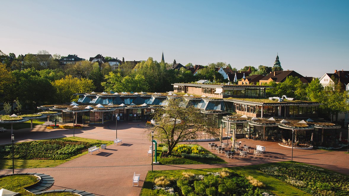 Das Kurgastzentrum und der rote Platz von oben