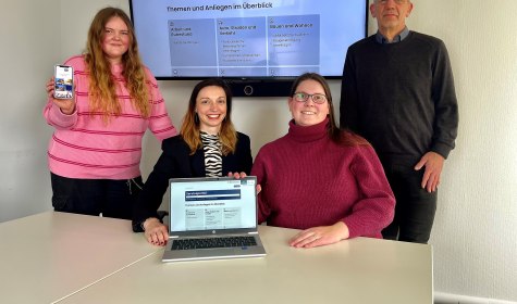 Annika Reuter (Stab Strategie, Innovation und Digitalisierung) und Lena Sargalski (Stabsleitung Strategie, Innovation und Digitalisierung) präsentieren mit Lea Wittenborn (Teamleitung Bürgerservice & stellv. Fachdienstleitung) und Marcus Buchhorn (Fachdienstleitung Steuern und Beteiligungen) das neue Serviceportal der Stadt Bad Salzuflen, das einen digitalen Zugangspunkt für die Bürgerinnen und Bürger zur Verwaltung schafft. , © Stadt Bad Salzuflen