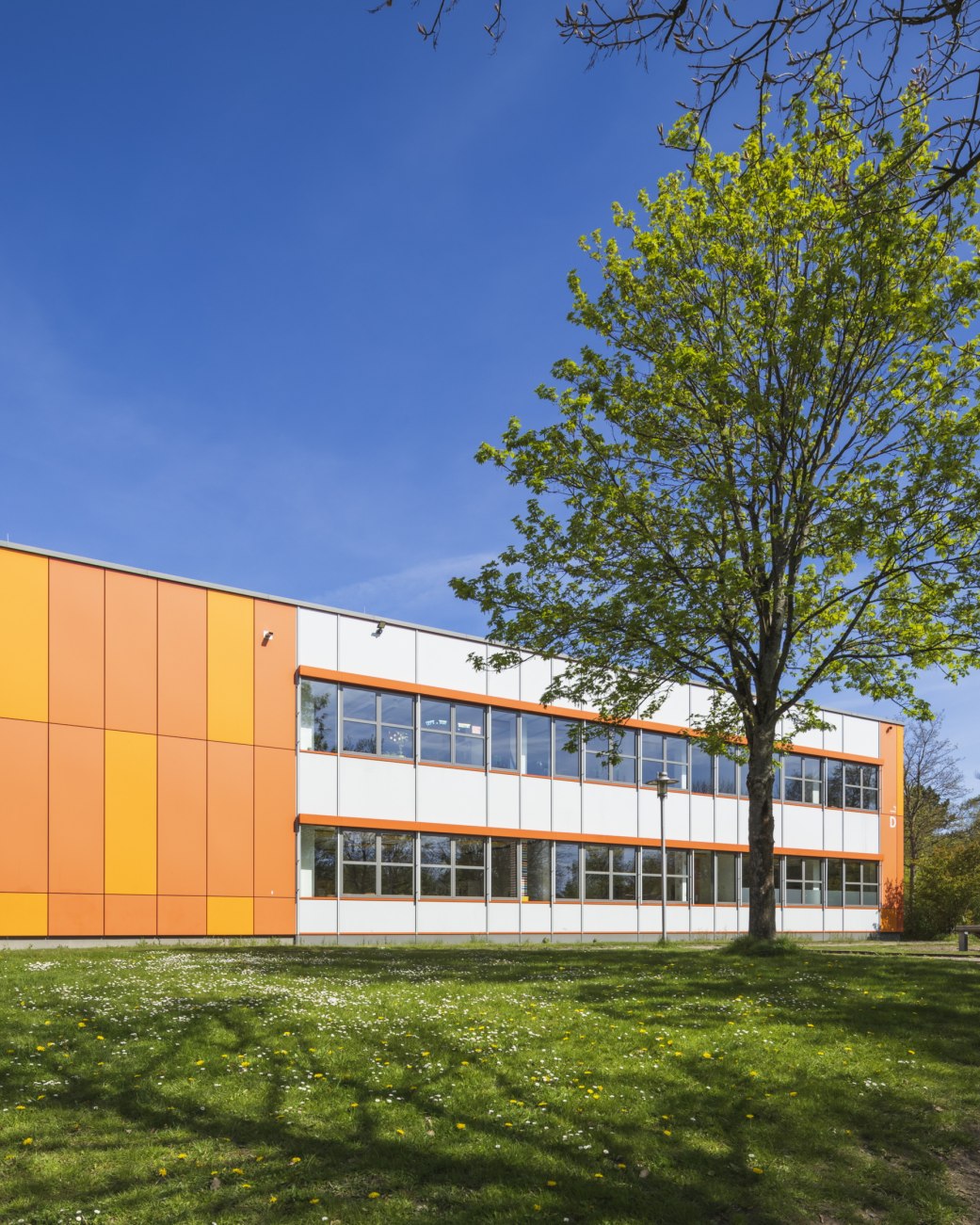 Bei sonnigem Wetter ist ein Gebäudeteil der Hauptschule Lohfeld zu sehen, © Jan Voth