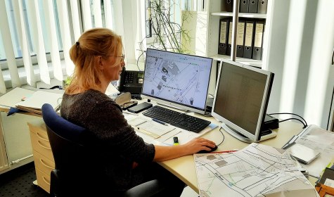 Am GIS-Arbeitsplatz werden alle Kanal- und Bauwerksspezifischen Daten auf Plausibilität geprüft und kontinuierlich gepflegt., © Stadt Bad Salzuflen