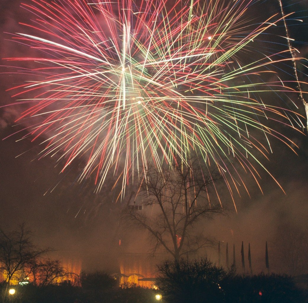 Nach mehrjähriger Unterbrechung läutet die Stadt Bad Salzuflen den Jahreswechsel wieder mit einem Höhenfeuerwerk bei der großen Silvesterparty am 31. Dezember 2024 im Kurpark ein, © Stadt Bad Salzuflen