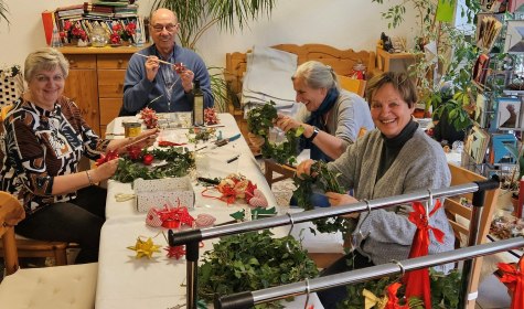 Schötmar erstrahlt wieder weihnachtlich: Zum gemeinsamen Kränze binden fanden sich (von links) Monika Kramer, Manfred Motzek, Organisatorin Hanne Kramer und Brigitte König vom Verein „SCHÖTMAR – Zukunft gestalten“ zusammen, © Quartiersmanagement Schötmar