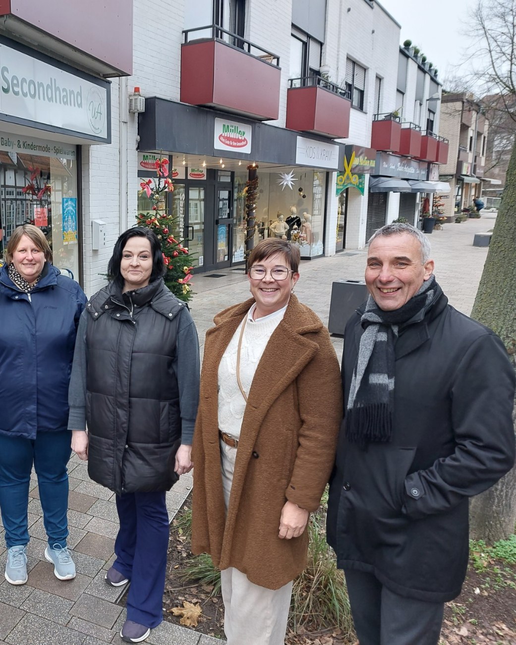 Herzliche Begrüßung der drei neuen Geschäftsinhaberinnen in Bad Salzuflens Innenstadt. Gemeinsam freuen sich (v.r.n.l.) Bürgermeister Dirk Tolkemitt, Dörte Bödeker, Sandra Rzehanek, Frauke Hellenbrand, Myriam Heidemann (Fachdienstleitung Kulturelle Bildung, Event und Stadtmarketing) und Silke Groß (Stab Wirtschaftsförderung), © Stadt Bad Salzuflen