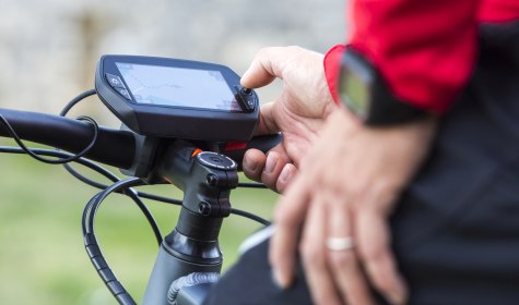 Zu sehen ist die Nahaufnahme eines Navigationsgerätes an einem E-Bike, © ©mmphoto - stock.adobe.com