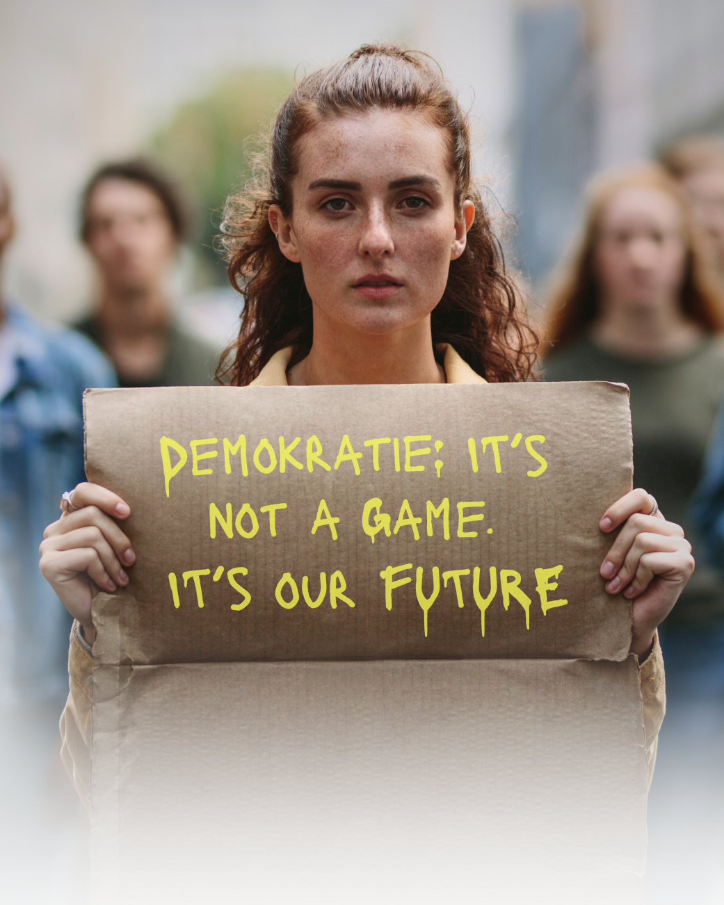Auf dem Bild ist eine weiblich gelesene Person zu sehen, die ein Plakat vor sich hoch hält auf dem &quot;Demokratie: it's not a game, it's our future!&quot; geschrieben steht., © Stock.adobe.com - Jacob Lund