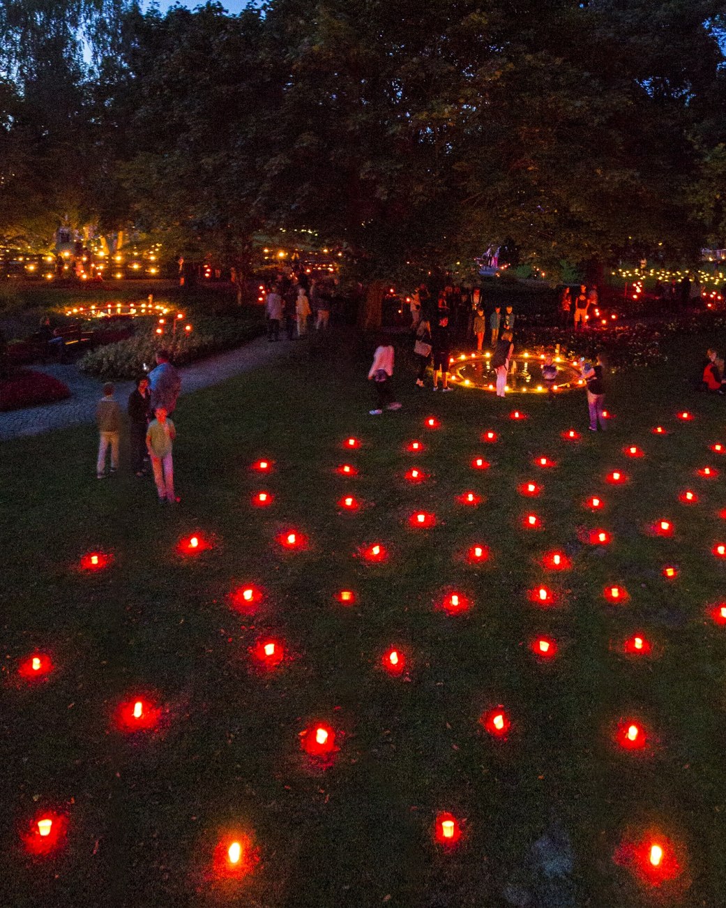 Bei der „Nacht der 10.000 Kerzen“ kreieren unzählige Kerzen, Lampions und Flammschalen ein romantisches Ambiente, untermalt von beschwingter Musik des Staatsbad Salzuflen Orchesters. Das verträumte Fest voller Licht und Musik verzaubert und lädt zum Genießen und Staunen ein., © E. Schönlau