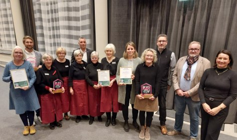 Große Freude bei der Verleihung des Heimat-Preises 2024: Die drei Erstplatzierten – die Realschule Aspe, das
„Café am Kirchplatz“ in Schötmar und der „Kulturring Wüsten e.V“ – erhielten die Awards und Urkunden von Bürgermeister Dirk Tolkemitt (hintere Reihe, 2.v.l.) und Franziska Hildebrand (rechts, Stab Ehrenamt & Sport Stadt Bad Salzuflen)., © Stadt Bad Salzuflen